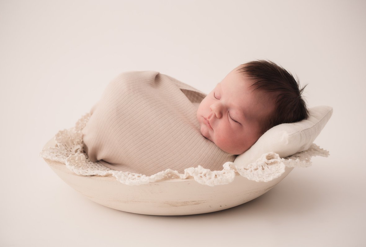 Nyföddfotografering i studio med sovande söt nyfödd bebis