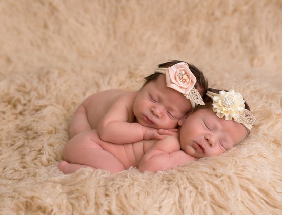 Nyföddfotografering av tvillingar som sover