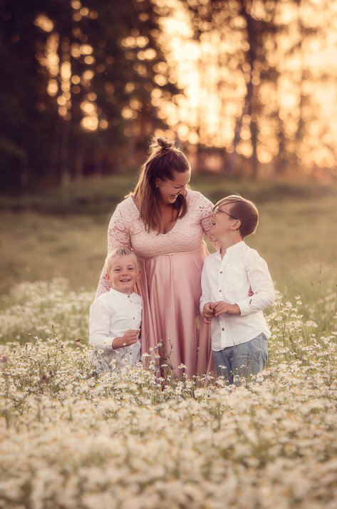 Fotografen Sofia Sundberg med sina barn bland prästkragar
