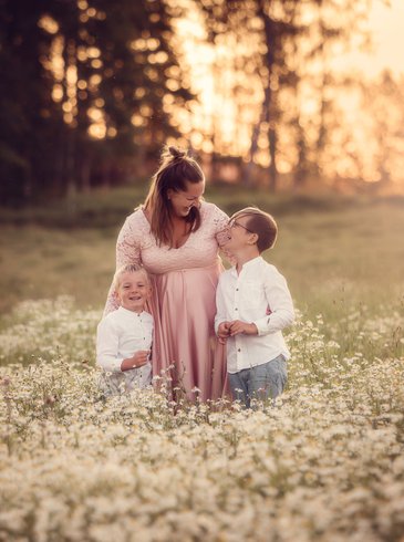 Fotografen Sofia Sundberg med sina barn bland prästkragar